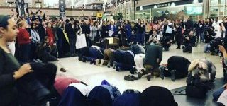 حلقه مردمی برای نماز خواندن مسلمانان در فرودگاه دنور