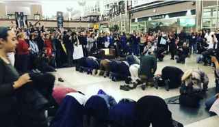 حلقه مردمی برای نماز خواندن مسلمانان در فرودگاه دنور